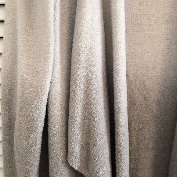 **LIKE NEW** Barefoot Dreams Cozy Grey Gradient Sweater - Picture 2 of 4